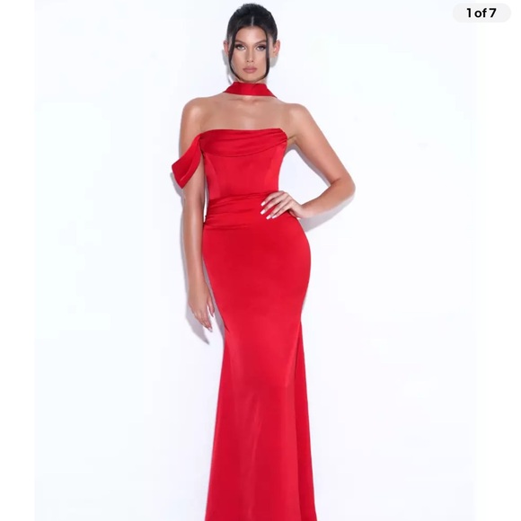 Red satin gown - Picture 4 of 8
